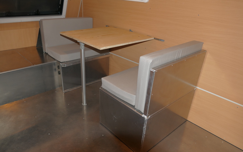 SilverCarp Sitzgruppe mit zwei Sitzen und Tisch, umbaubar zum Bett